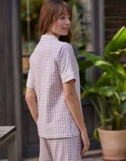 Pyjama Pantalon Court Imprimé Carreaux - Col Tailleur 11 Pyjama Pantalon Court Imprimé Carreaux - Col Tailleur -Élégance Nuit Soldes Boutique 703229 C02 zoomx vue5