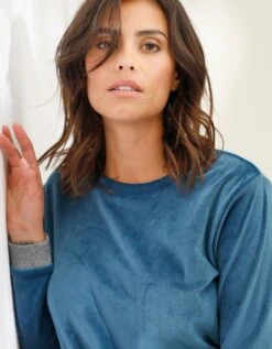 Pyjama Pantalon Velours Stretch Détails Scintillants 10 Pyjama Pantalon Velours Stretch Détails Scintillants -Élégance Nuit Soldes Boutique 703468 C01 zoomx vue4