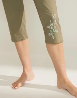 Pantacourt De Pyjama Imprimé Placé Fleurs 10 Pantacourt De Pyjama Imprimé Placé Fleurs -Élégance Nuit Soldes Boutique 703702 C00 zoomx vue4