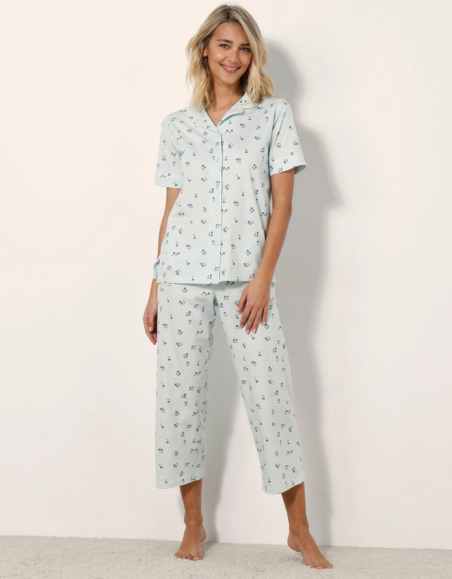 Pyjama Pantalon Court Imprimé « Tulipes » - Col Tailleur 2 Pyjama Pantalon Court Imprimé « Tulipes » - Col Tailleur – Image 2