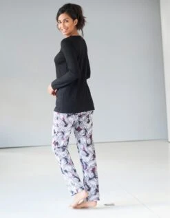 Pyjama Empiècement Plumetis - Imprimé Tropical 5 Pyjama Empiècement Plumetis - Imprimé Tropical -Élégance Nuit Soldes Boutique 703869 C01 zoomx vue3