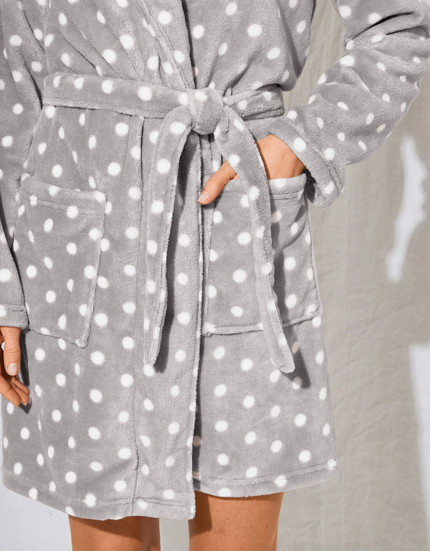 Peignoir Manches Longues Polaire Imprimée "pois" Toucher Peluche Longueur 92 Cm 5 Peignoir Manches Longues Polaire Imprimée "pois" Toucher Peluche Longueur 92 Cm – Image 5