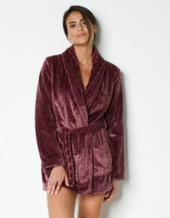 Peignoir Court En Polaire Peluche Texturé Avec Torsades 8 Peignoir Court En Polaire Peluche Texturé Avec Torsades -Élégance Nuit Soldes Boutique 704526 C01 zoomx vue3
