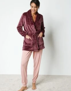 Peignoir Court En Polaire Peluche Texturé Avec Torsades 9 Peignoir Court En Polaire Peluche Texturé Avec Torsades -Élégance Nuit Soldes Boutique 704526 C01 zoomx vue4