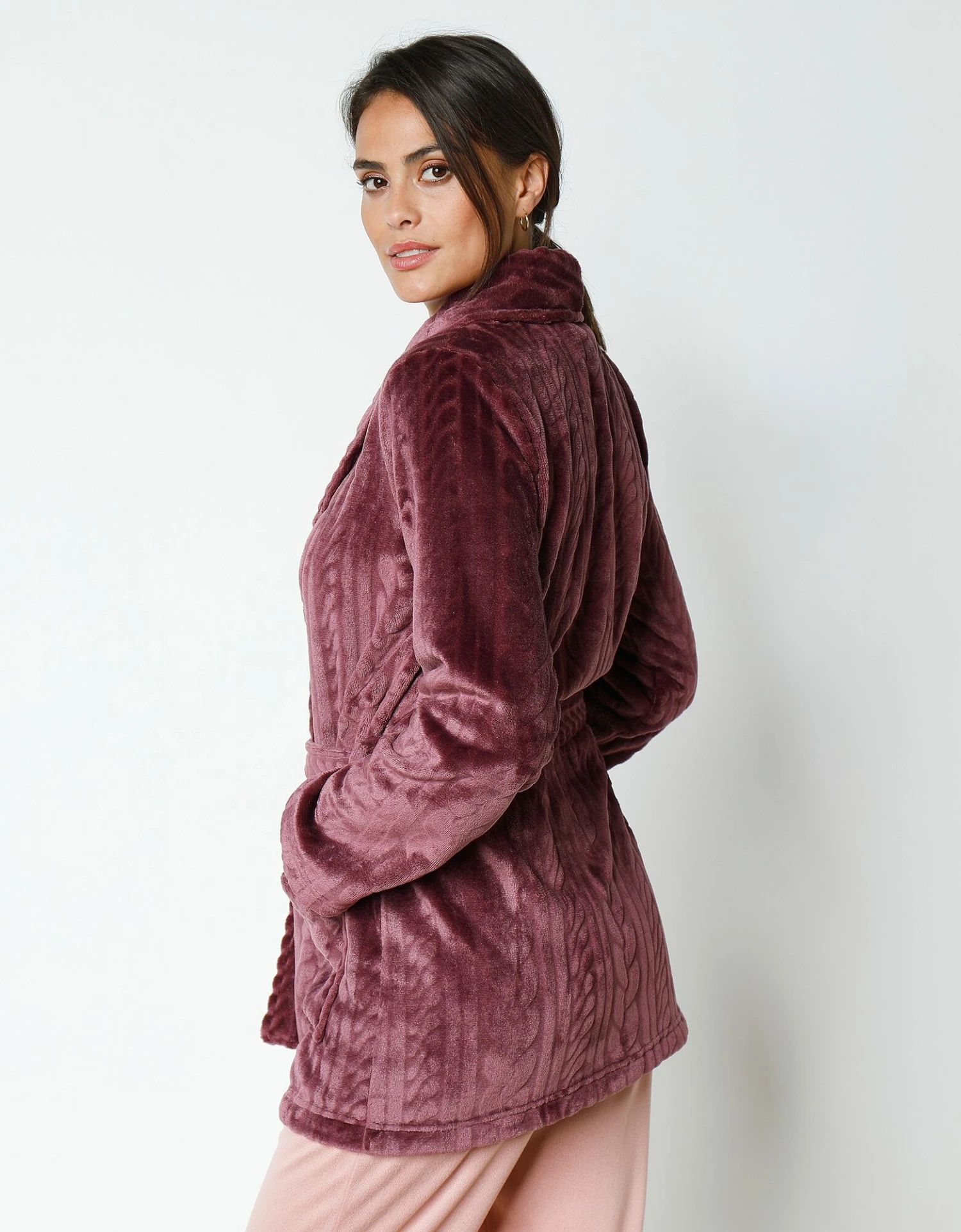 Peignoir Court En Polaire Peluche Texturé Avec Torsades 6 Peignoir Court En Polaire Peluche Texturé Avec Torsades – Image 6